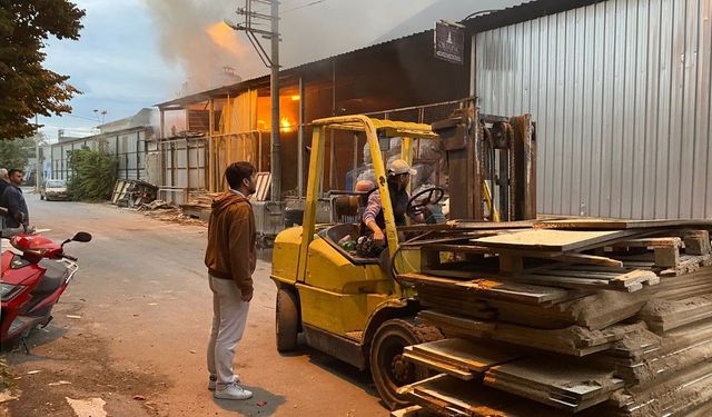 Kereste deposu yangını Denizli'de paniğe yol açtı