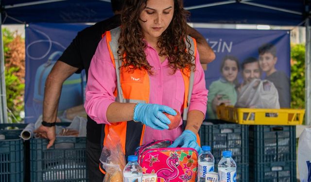 Kuşadası Belediyesi'nden beslenme çantası desteği