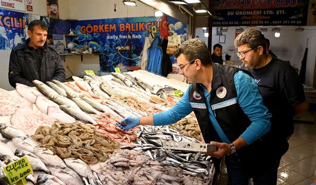 Kuşadası'nda balık tezgâhları deneti̇mden geçti