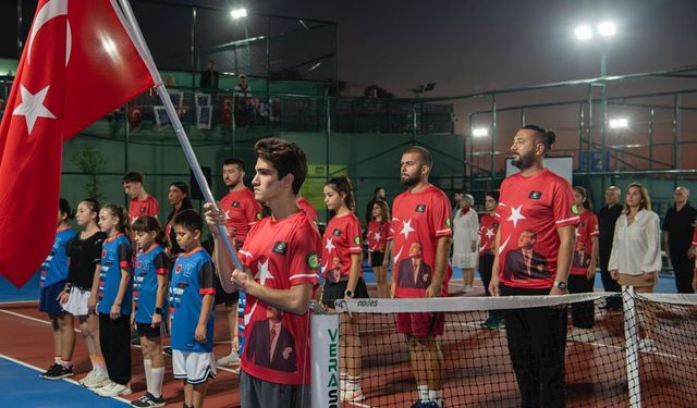 Kuşadası'nda Cumhuriyet coşkusu kortlara taşındı