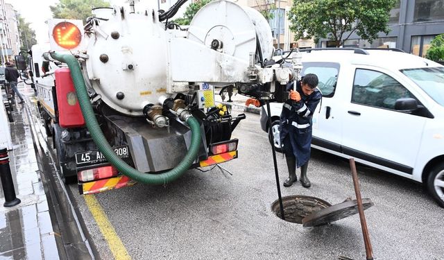 Manisa'da Dere Taşkını ve Tıkanan Kanalizasyonlar İçin Ekipler Sahada