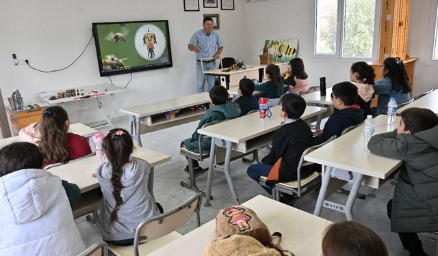 Manisalı öğrenciler arıların önemini öğreniyor