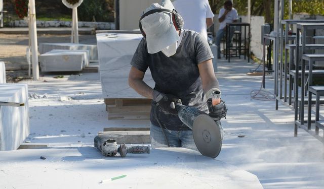 Neopoli̇s'te mermer bloklara 'adalet' teması