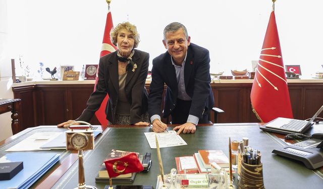 Özgür Özel, Ayşe Kulin'e CHP rozeti taktı
