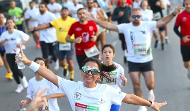 Karşıyaka'da binlerce kişi Ata'dan Ana'ya koştu