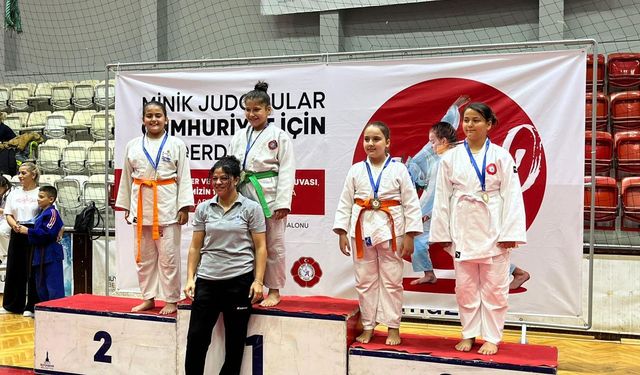Konak'ın judo takımı ilk turnuvadan madalyalarla döndü