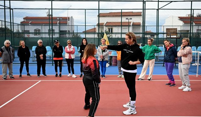 Kuşadası'nda kadınlara 'yakın savunma teknikleri' eğitimi