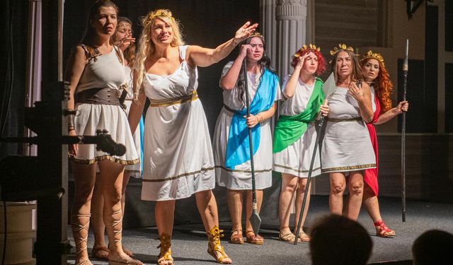 Kuşadası'nda perde 'Kadınların Savaşı' i̇le açıldı