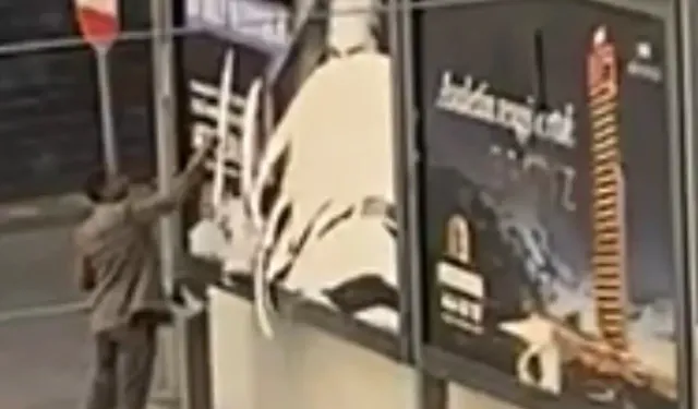 Manisa'da Atatürk resimlerine saldırı