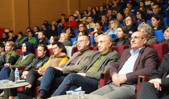 Turgutlu Belediyesi tiyatro ekibi performansıyla büyük beğeni topladı