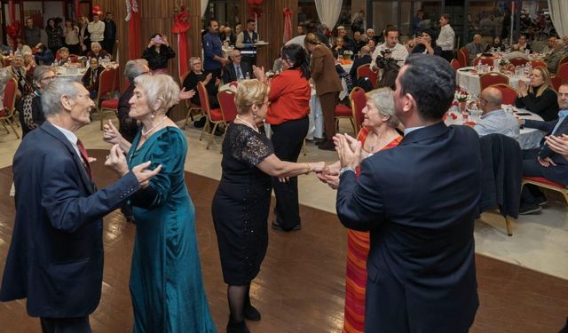 Huzurevi sakinlerinin yılbaşı coşkusu