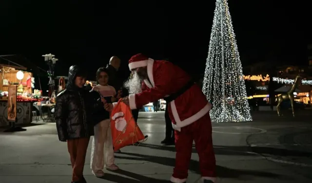 Kuşadası'nda yeni yıl coşkusunu çevre temizliğiyle buluştu