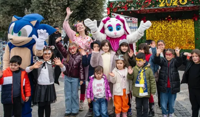 Kuşadası'nda yılbaşı şöleni başladı