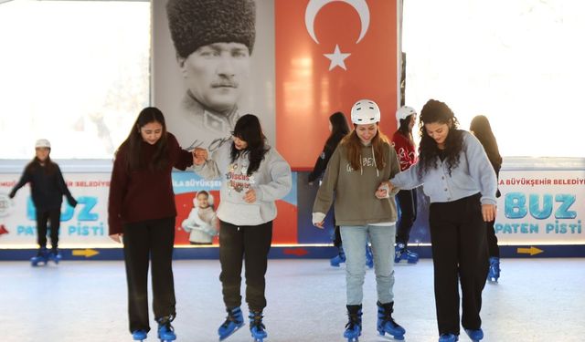 Muğla'da Yeni Yıl Coşkusu Buz Paten Pistiyle Başladı