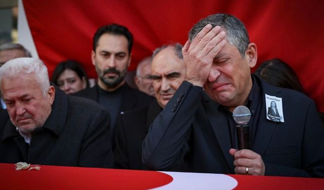 Özgür Özel,Durbay'ın tabutuna omuz verdi