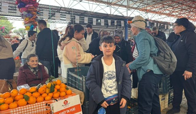 Seferihisar'ın minik esanafının tezgahı dolup taşıyor