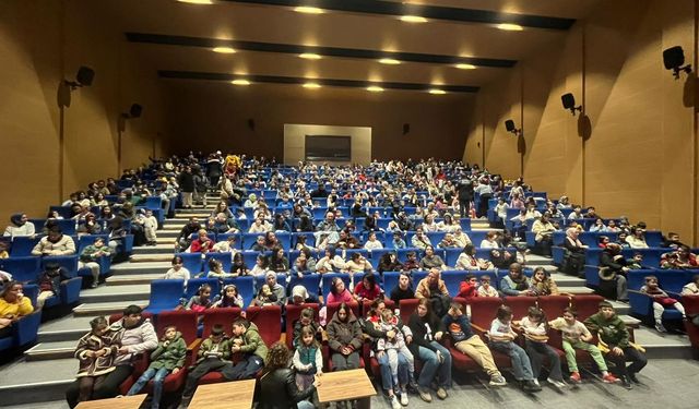 Turgutlu'da minik tiyatroseverlerden 'Ters Yüz' Oyununa büyük ilgi