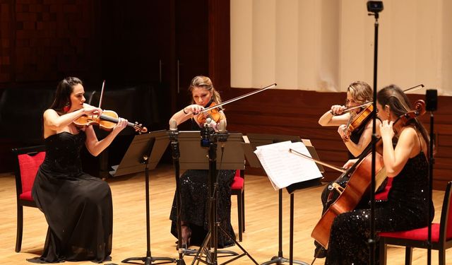 Türk bestecilerinin eserleri İzmir'de ayakta alkışlandı