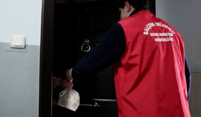 Balçova Belediyesi'nden ihtiyaç sahiplerine sıcak yemek desteği