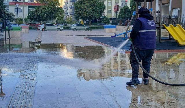 Efeler'de çocuk parklarında temizlik seferberliği