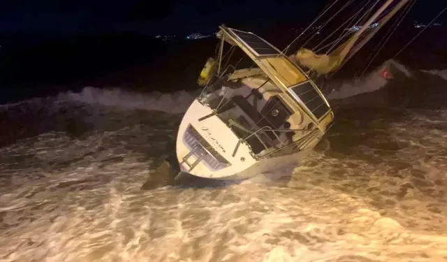 Fırtına milyonluk tekneyi karaya sürükledi