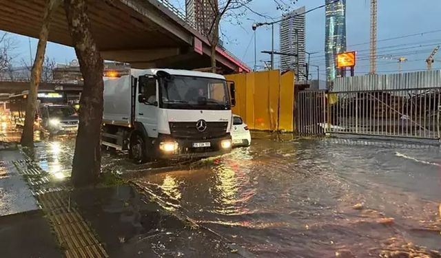 İzmir'de sağanak hayatı olumsuz etkiledi!