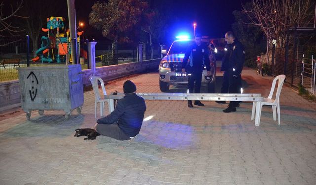 Kedisi ezilen mahalle sakini yolu kapattı