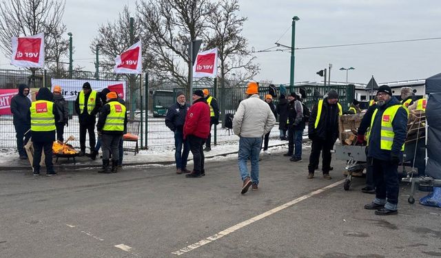 Almanya'da toplu taşıma grevi hayatı durdurdu