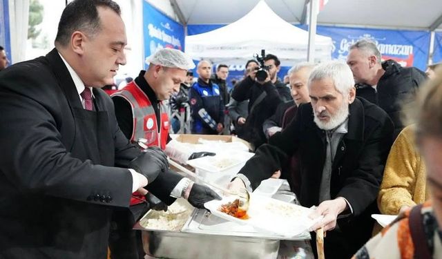 Başkan Besim Dutlulu binlerce Manisalıyla iftar sofrasında buluştu