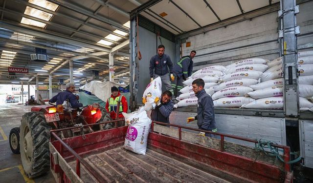 Denizli Büyükşehir'den üreticiye gübre desteği başladı