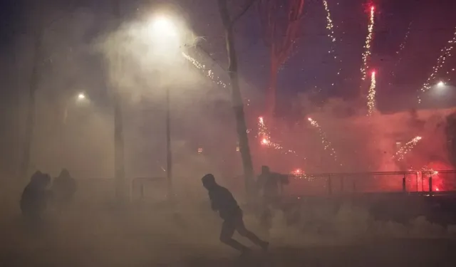 İtalya'da göstericiler polisle çatıştı: 11 polis yaralı