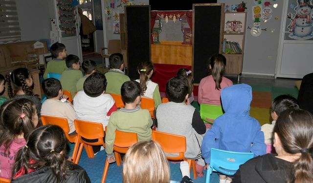 Kuşadası'nda çocuklar için 'gölge oyunu' etkinliği