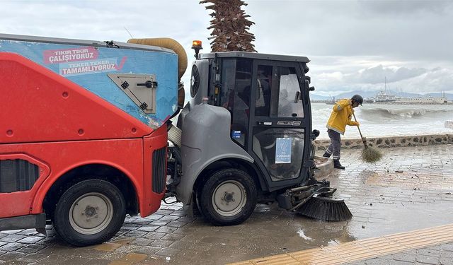 Kuşadası'ndan sağanak ve fırtına mesaisi