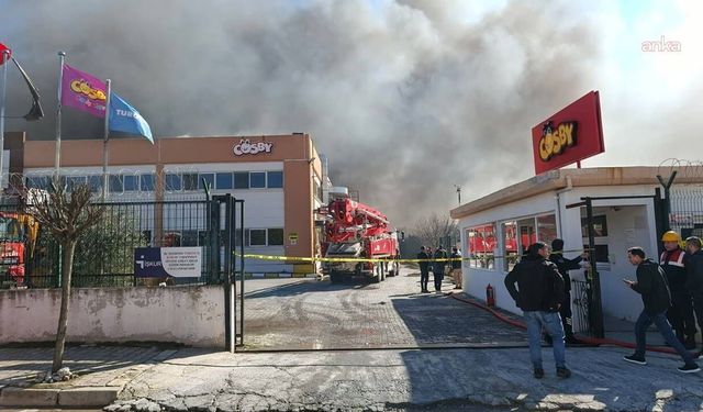 Manisa'da oyuncak fabrikasında çıkan yangın kontrol altında