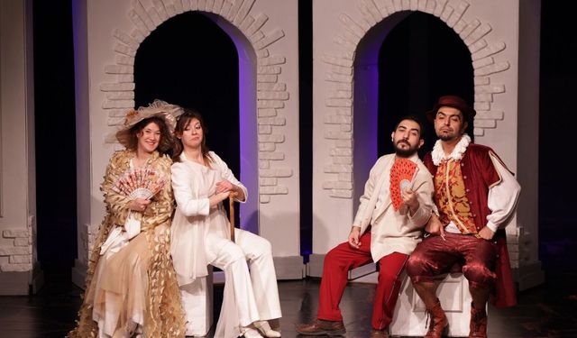 Merkezefendi Kent Tiyatrosu yeni oyunu 'Biz Aşık Değiliz' ile sahnede