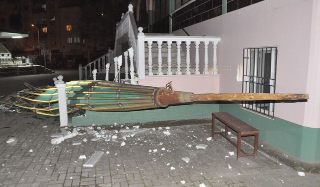 Minarenin külahı koptu, çok sayıda ağaç devrildi