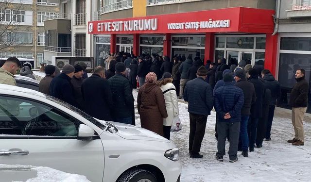 Yozgat'ta eksi 4 derecede ucuz et kuyruğu!