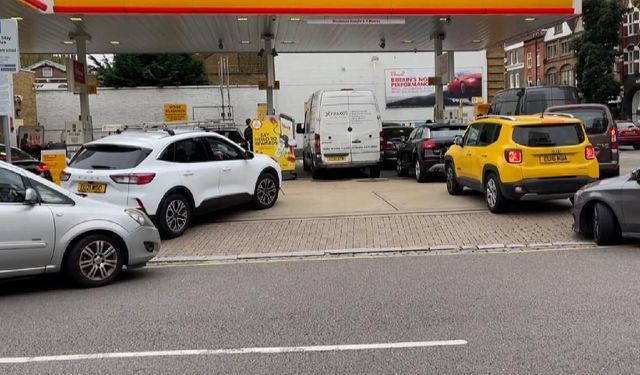 Bazı akaryakıt istasyonlarında 'geçici tedarik kısıtı' yaşandığı bildirildi