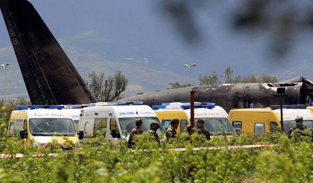 Cezayir'de askeri nakliye uçağı düştü: 2 ölü, 4 yaralı