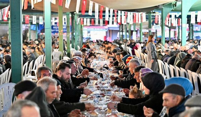 Demirci'deki iftar sofrası birlik ve bereketi aynı sofrada buluşturdu