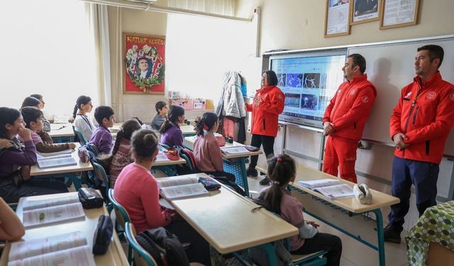 Efeler'den kahramanlarından miniklere afet eğitimi