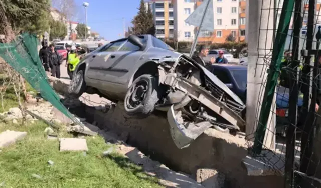 El freni çekilmeyen otomobil yokuş aşağı kaydı
