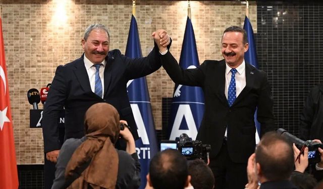 Ağıralioğlu, Akalın'a Anahtar Parti rozeti taktı