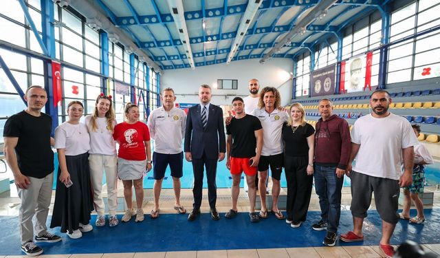 Buca'da 23 Nisan coşkusu havuza taşındı