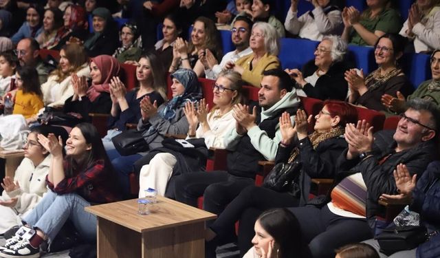 'Canım Komşularım' ilk kez seyircisiyle buluştu: Salon doldu taştı