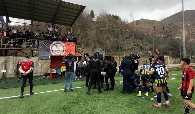 Maçta gergin anlar : teknik direktör yaralandı, oyun durdu