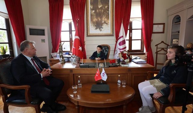 Urla'da koltuğa Türkiye'nin seçilmiş ilk çocuk meclis başkanı oturdu