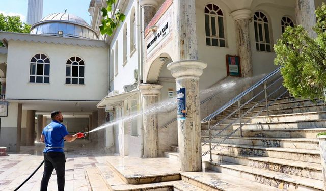 Buca'da ibadethaneler bayrama hazırlandı