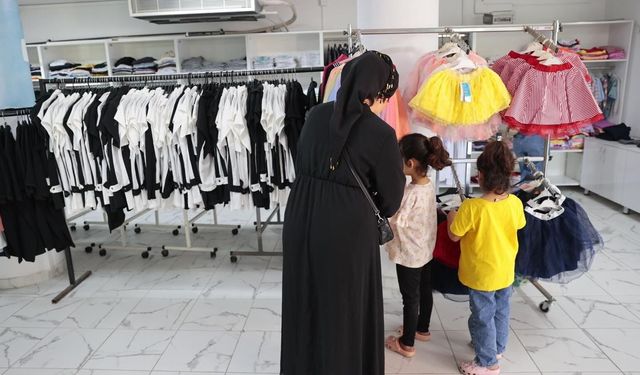 Konak Giysi Market'te bayram neşesi yaşandı