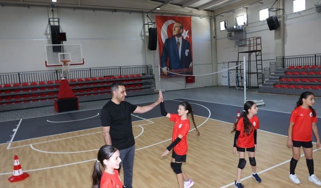 Çiğli Atatürk Kapalı Spor Salonu kapılarını açtı